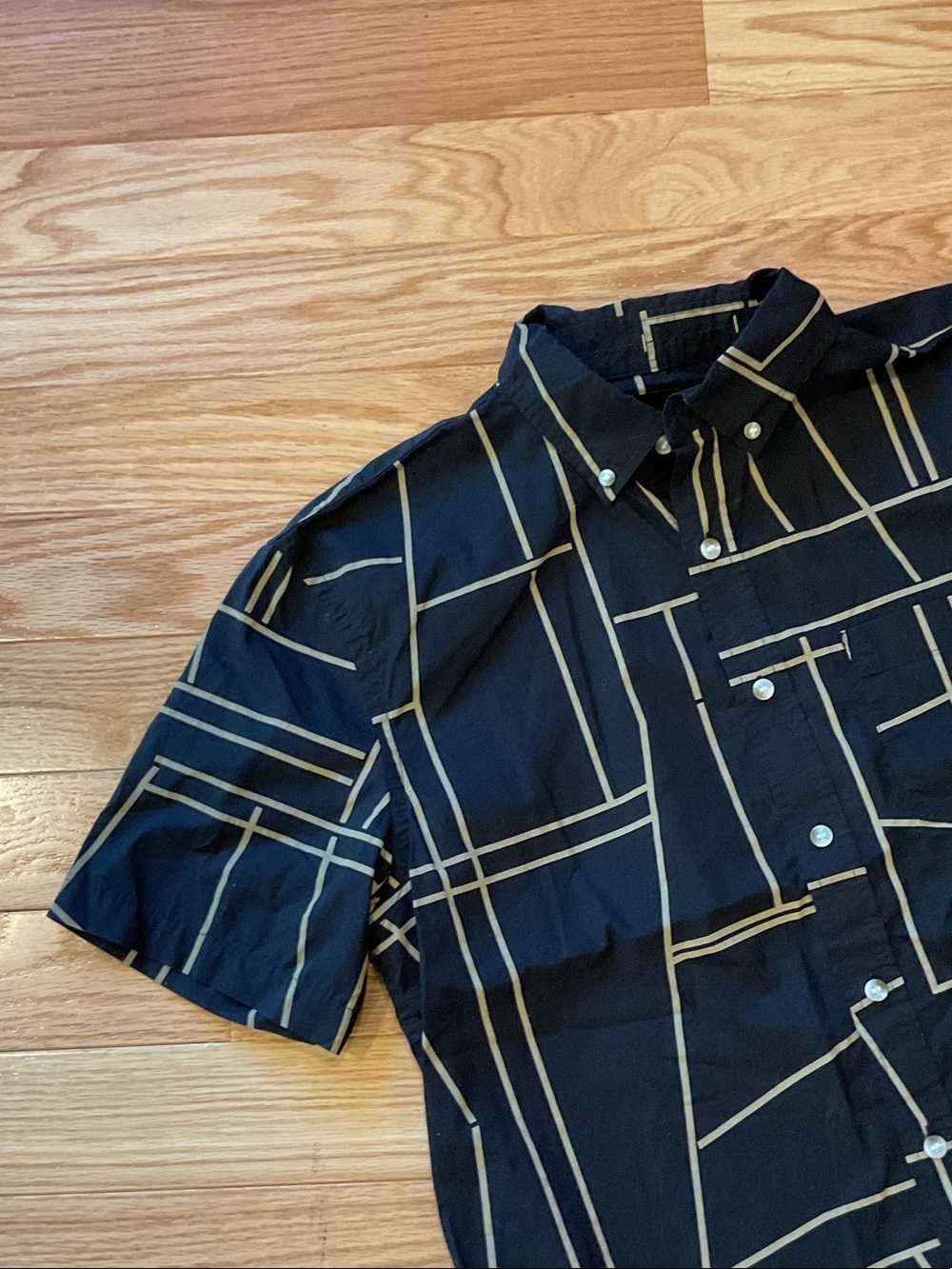 Banana Republic Black Short-Sleeve Button-Down Tan Geometric Lines NWOT medium - Picture 3 of 9